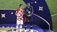Luka Modric (kiri) dan Kylian Mbappe memenangkan penghargaan pemain terbaik berbeda kategori pada Piala Dunia 2018. (AP Photo/Thanassis Stavrakis)