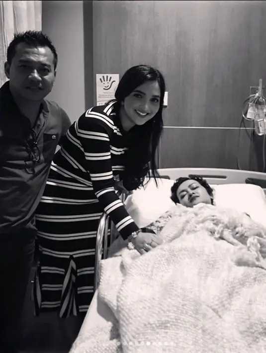 "Untuk pengobatan luar negeri sih rencananya begitu. Kami mau bawa ke Penang (Malaysia). Tapi kami belum bisa ngomong banyak dulu," ujar Dewi Perssik. (Instagram/juliaperrezz)