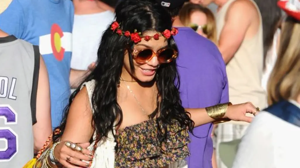 Vanessa Hudgens adalah ratu tak terbantahkan dari kerumunan selebriti Coachella, menjadi ikon gaya boho-chic khas era Tumblr.
Dan meskipun banyak penampilan selanjutnya terbukti ikonik dengan caranya sendiri, atasan bandeau bermotif bunga yang sangat kecil, celana pendek denim, dan atasan panjang hingga lantai adalah salah satu yang benar-benar meletakkan dasar gaya tersebut. [Foto: Instagram/ Coachella.dok]