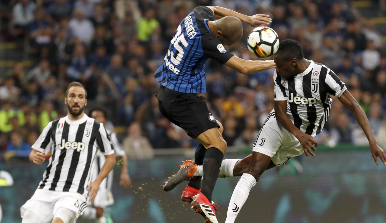 Gelandang Juventus, Blaise Matuidi, duel udara dengan bek Inter Milan, Joao Miranda, pada laga Serie A di Stadion Giuseppe Meazza, Sabtu (28/4/2018). Inter Milan takluk 2-3 dari Juventus. (AP/Antonio Calanni)