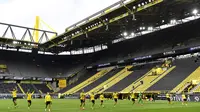 Pemain Borussia Dortmund merayakan kemenangan 4-0 atas Schalke 04 di Signal Iduna Park, pada laga pekan ke-26 Bundesliga Jerman, Sabtu (16/5/2020). (AFP/Martin Meissner / POOL)