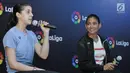 Pebulu tangkis Spanyol peringkat ke 4 dunia tunggal wanita, Carolina Marin dan mantan atlet bulu tangkis yang juga Putri Indonesia 2015 Anindya Kusuma memberikan keterangan pers LaLiga di Jakarta, Minggu (11/6). (Liputan6.com/Yoppy Renato)