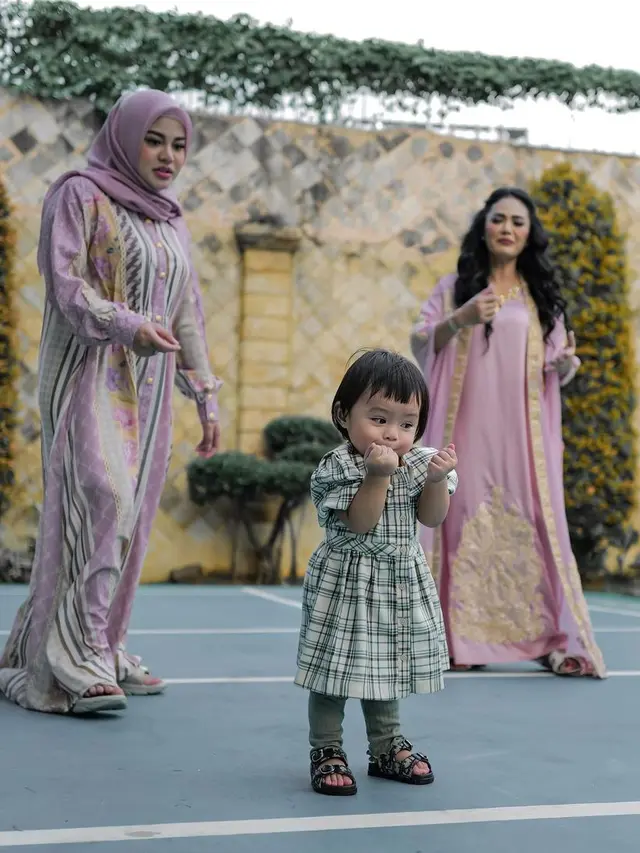 Gaya Menggemaskan Ameena Atta Lebaran Bareng Krisdayanti, Kenakan Sandal Bayi Seharga Dua Kali UMR