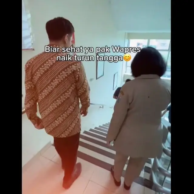 Tinjau Cek Kesehatan Gratis di Puskesmas, Gibran Rakabuming Pilih Naik Tangga dan Bantu Pasien Pakai Lift.  foto: TikTok @gibran_wapresku