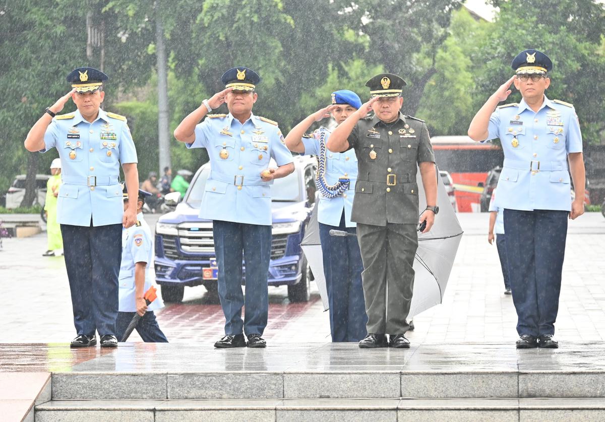 Panglima Koops Udara Nasional (Pangkoopsudnas) Marsdya TNI Minggit Tribowo ziarah ke TMP Kalibata
