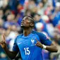 Gelandang Prancis, Paul Pogba melakukan selebrasi usai mencetak gol kegawang Islandia pada perempat final Piala Eropa di Stade Velodrome, Perancis, (3/7). Prancis melaju ke Semifinal usai menang atas Islandia dengan skor 5-2. (REUTERS/Christian Hartmann)