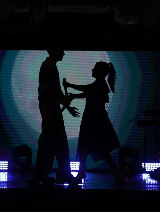 Vidi Aldiano berterima kasih kepada Prilly Latuconsina yang bersedia diajak duet. Ia punya harapan besar untuk album Senandika. Salah satunya menggelar konser dan tur ke sejumlah kota. “Berdoa semoga mimpi selanjutnya, Senandika bisa mempunyai konser nya sendiri yang lebih besar dan bisa mengunjungi kota-kota lain. Semalam masih pake uang sendiri, next bisa kali y acari sponsor,” tulisnya di medsos. (Foto: Dok. Instagram @prillylatuconsina96)