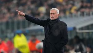 Pelatih Benfica, Jose Mourinho, memberi instruksi saat laga Liga Champions melawan Juventus Benfica di Allianz Arena, Italia, Kamis (22/1/2026). (AP Photo/Luca Bruno)