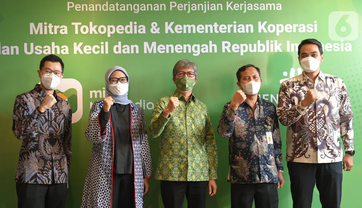 Pada perjanjian kerja sama antara Tokopedia dengan Kementerian Koperasi dan UKM, Mitra Tokopedia akan melakukan pembinaan pegiat usaha tradisional dengan cara pendampingan membuka toko, pemasaran produk dan cara mendaftarkan Nomor Induk Berusaha (NIB). (Liputan6.com/HO/ID)