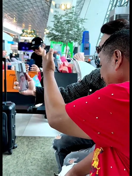 Melalui video yang diunggah di akun instagramnya, Hotman siap membantu perempuan tiga orang anak itu. Hotman juga meminta Inara tidak takut dengan gugatan dari Virgoun. [Instagram/hotmanparisofficial]