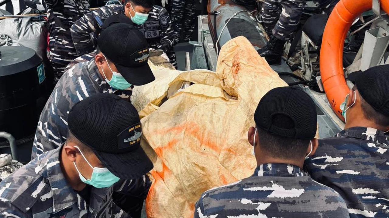 FOTO: KRI Selar-879 Evakuasi Jenazah di Teluk Balikpapan Saat Patroli Rutin