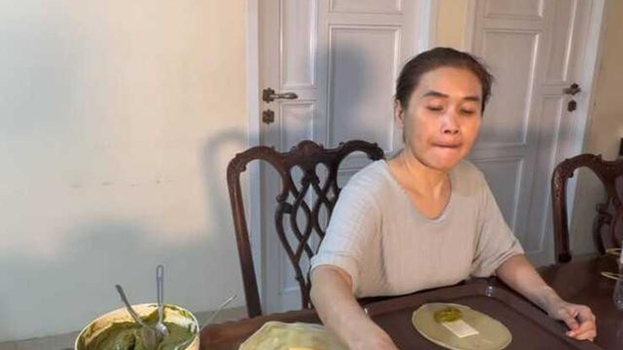 6 Potret Dapur Rumah Ibunda Lula Lahfah, Nyaman dan Efisien untuk Bisnis Risol