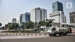 Petugas Palang Merah Indonesia (PMI) menggunakan kendaraan Gunners Spraying saat penyemprotan disinfektan di Jakarta, Selasa (6/7/2021). PMI melakukan penyemprotan disinfektan secara rutin dengan menggunakan kendaraan Gunners Spraying berkapasitas 5.000 liter. (merdeka.com/Iqbal S. Nugroho)