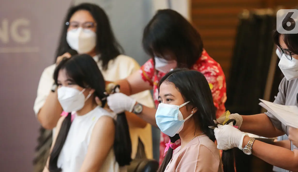 Donatur saat dipotong rambutnya pada kegiatan Hair to Share di MRCC Siloam Hospitals Semanggi, Jakarta, Rabu (03/02/2021). Hasil dari rambut yang didonasikan akan dibuatkan wig untuk pasien kanker yang membutuhkannya. (Liputan6.com/Fery Pradolo)