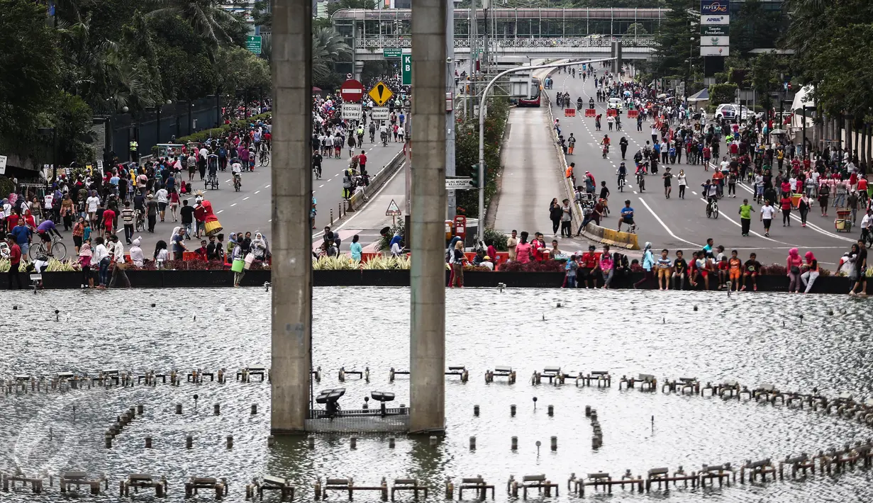  Sejumlah masyarakat berolahraga saat car free day di kawasan bunderan HI, Jakarta, Minggu (25/12). Walaupun CFD ditiadakan karena bertepatan dengan perayaan Natal. Namun, beberapa warga tetap meluangkan berolahraga. (Liputan6.com/Faizal Fanani)