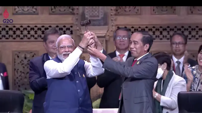 Presiden Jokowi telah menutup acara KTT G20 di Bali dan menyampaikan pesan untuk penyelenggaraan KTT oleh India tahun depan. Ia juga menyerahkan palu kepemimpinan ke PM India Narendra Modi pada Rabu (16/11/2022).