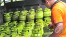 Seorang pekerja tampak sedang memeriksa tabung gas elpiji, Jakarta, Sabtu (28/2/2015). Kelangkaan gas 3 kg  di beberapa daerah  terjadi nyaris bersamaan dengan kenaikan harga beras. (Liputan6.com/Yoppi Renato)