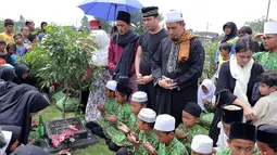 FOTO: Billy Syahputra Ajak Anak Yatim Nyekar ke Makam Olga