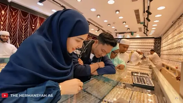 Azriel Beli Cincin Emas Untuk Sarah Menzel