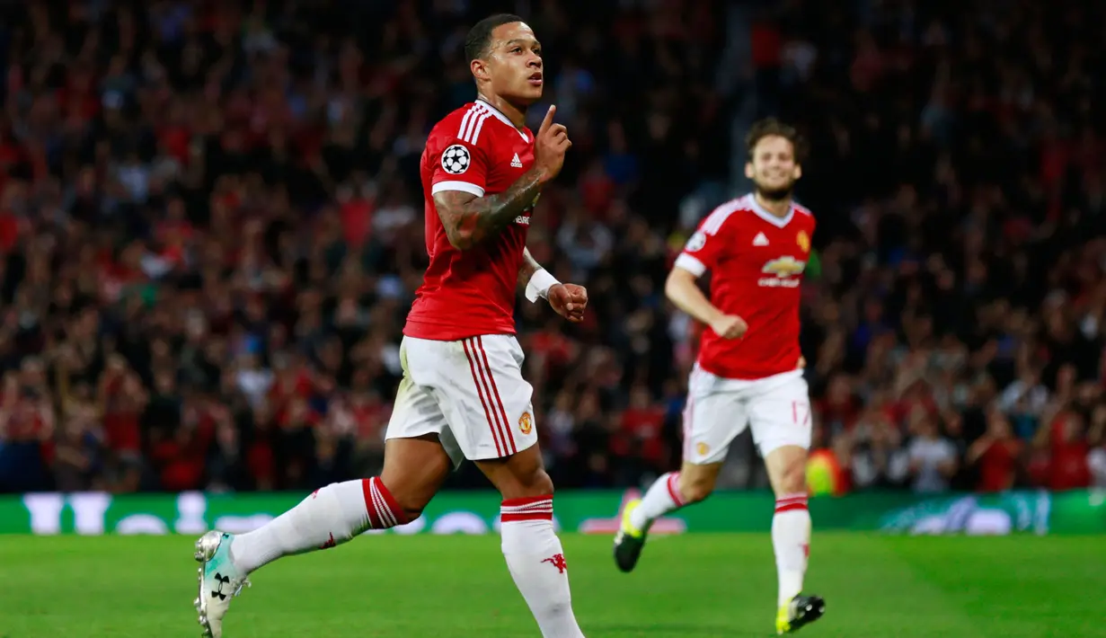 Penyerang MU Memphis Depay melakukan selebrasi setelah mencetak gol ke gawang Club Brugge dalam pertandingan kualifikasi UEFA Champions League di Old Trafford, Manchester , Inggris, Selasa (18/8/2015). Memphis mencetak dua gol. (Reuters/Darren Staples)