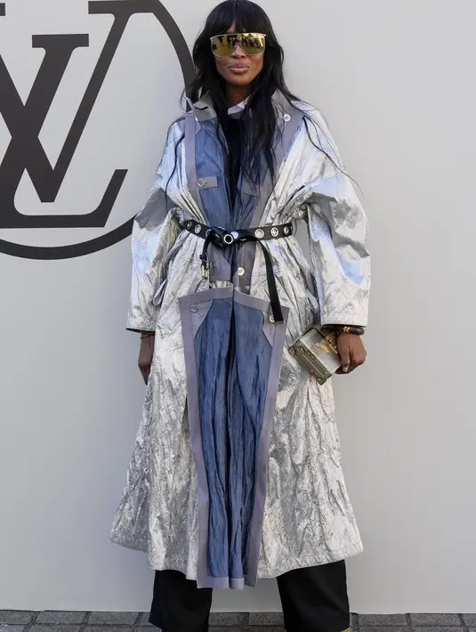 Naomi Campbell berpose saat menghadiri koleksi busana Louis Vuitton Spring/Summer 2023 yang dipresentasikan selama Paris Fashion Week di Paris pada Selasa, 4 Oktober 2022. Melengkapi gaya jubah peraknya, Naomi memakai sabuk hitam yang dikenakan di atas pakaian luar untuk melingkari dan mempertegas pinggang. (AP Photo/Francois Mori)