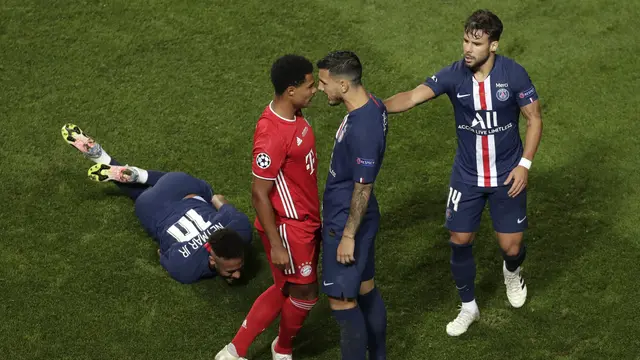 Gelandang PSG asal Argentina, Leandro Paredes terlibat keributan dengan pemain Bayern Munchen, Serge Gnabry usai pelanggaran yang menimpa Neymar pada final Liga Champions Estadio da Luz, Lisbon, Portugal, pada Senin dini hari WIB (24/8/2020)