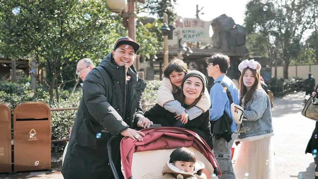 8 Potret Keluarga Glenn Alinskie & Chelsea Olivia Liburan di Disneyland Shanghai, Happy Banget Meski Capek