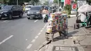 Beduk-beduk dijajakan di kawasan Tanah Abang, Jakarta, Senin (13/5/2019). Memasuki bulan suci Ramadan, pesanan beduk mengalami peningkatan dibanding bulan-bulan biasanya. (Liputan6.com/Faizal Fanani)
