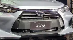 Pada generasi terbaru ini Toyota memfokuskan Agya untuk menjadi hatchback LCGC yang sporty. Hal ini ditunjukkan dengan lebih banyak sudut tajam yang memberikan kesan agresif di bagian wajahnya. Pada bagian grill diberikan lis chrome yang menjadi tempat bertenggernya burung Garuda sebagai logo dari Toyota Agya. Bagian kanan dan kiri bumper yang mengotak memperkuat identitas Agya sebagai city car yang sporty.