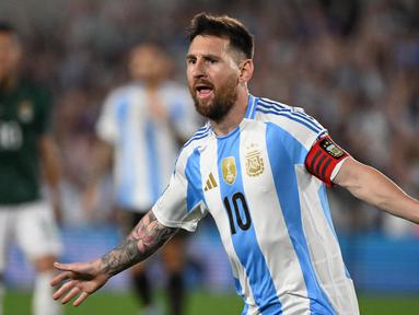 Penyerang Argentina Lionel Messi merayakan setelah mencetak gol saat kualifikasi Piala Dunia 2026 zona Amerika Selatan melawan Bolivia di stadion Mas Monumental di Buenos Aires pada Selasa 15 Oktober 2024 atau Rabu 16 Oktober 2024 pagi WIB. (Luis ROBAYO/AFP)