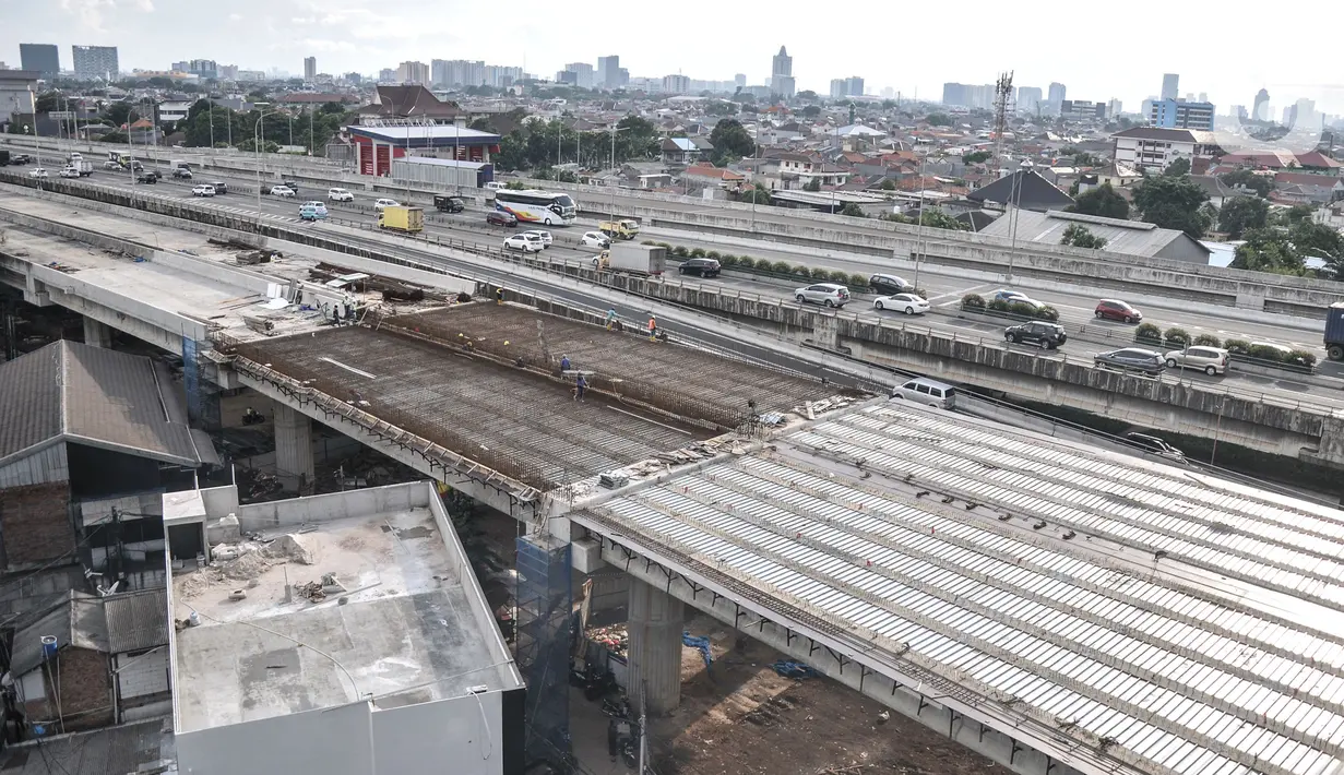 Pekerja menyelesaikan proyek pembangunan Jalan Tol Bekasi-Cawang-Kampung Melayu (Becakayu) Seksi 1, D.I Panjaitan, Jakarta, Kamis (18/11/2021). BPJT mendata hingga akhir kuartal III/2021 perkembangan pembangunan Tol Becakayu Seksi 1 saat ini mencapai 95,54 persen. (merdeka.com/Iqbal S Nugroho)