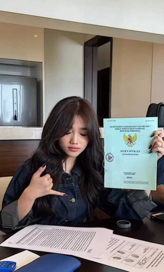 Bangganya Fuji pamer sertifikat tanah di Bali, usia 22 tahun bisa punya vila impian