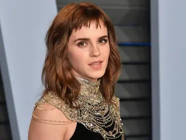 Aktris muda sekaligus aktivis sosial, Emma Watson menghadiri pesta after-party Vanity Fair Oscar 2018 di Beverly Hills, California, Minggu (4/3). Emma Watson tampil menawan dalam balutan gaun warna hitam tanpa lengan. (Dia Dipasupil/GETTY IMAGES/AFP)