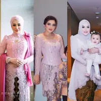 Ashanty dan Sarah Menzel mengenakan kebaya brokat pink dengan middle square neck dipadukan bawahan kain batiknya. [@ashanty_ash].