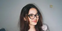 Sybil sering menggerai rambut panjangnya di setiap kesempatan. Dengan gaya messy ia pun menggerai rambutnya sambil mengenakan kaos putih dan kacamatanya.  [@kana.sybilla]