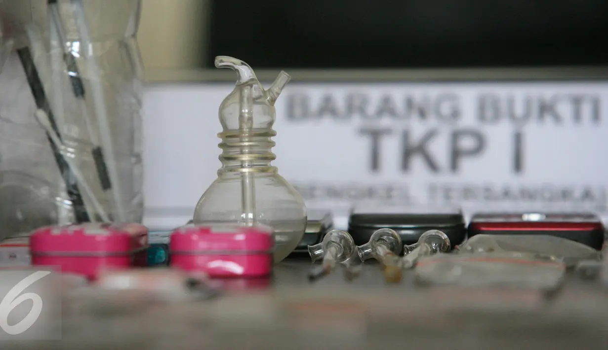 Satu unit alat isap dijadikan barang bukti dalam gelar perkara di Kantor BNN Daerah Istimewa Yogyakarta (DIY), (13/1). BNN menangkap tersangka yang merupakan kepala wilayah bank swasta nasional wilayah Jateng DIY.(Boy Harjanto)