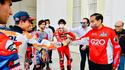 Total 20 pembalap hadir dalam kesempatan bertatap muka dengan Presiden Joko Widodo, yang terdiri dari 16 rider MotoGP, 2 rider Moto2, 1 rider Moto3 dan 1 rider Asia Talent Cup. Marc Marquez didapuk sebagai ketua rombongan pembalap. (Biro Pers Sekretariat Presiden/Laily Rachev)