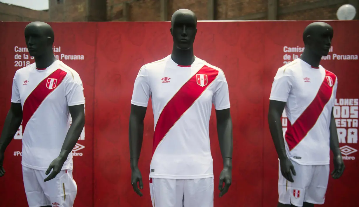 Jersey timnas Peru untuk Piala Dunia 2018 terlihat saat rilis di Lima (18/12). Piala Dunia 2018 di Rusia akan berlangsung pada 14 Juni - 15 Juli tahun depan. (AFP Photo/Ernesto Benavides)