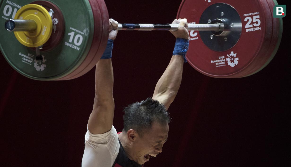 Lifter Indonesia, Suwoto Wijoyo, saat berlaga pada Asian Games di JIExpo, Jakarta, Senin, (20/8/2018). Suwoto Wijoyo berhasil menyumbang medali perunggu angkat besi putra kelas 56kg. (Bola.com/Vitalis Yogi Trisna)
