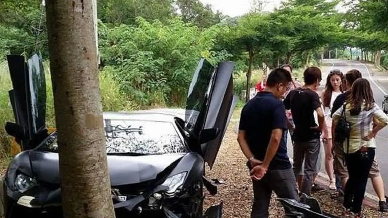 Mobil Seharga Rp 4,6 Seruduk Pohon Saat Iring-iringan