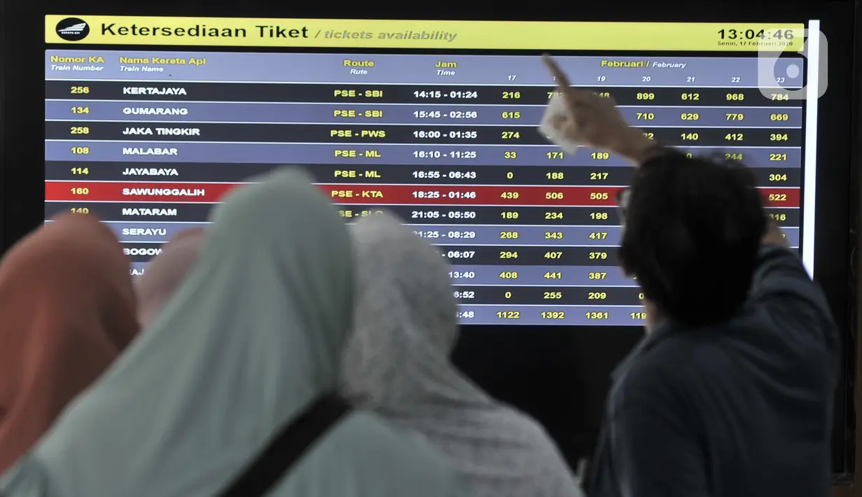 Calon penumpang melihat ketersediaan kereta Mudik Lebaran 2020 di papan layar yang berada di Stasiun Pasar Senen, Jakarta, Senin (17/2/2020). Tiket Mudik Lebaran 2020 yang dijual PT Kereta Api Indonesia tersedia untuk keberangkatan H-10 atau 14 Mei 2020. (merdeka.com/Iqbal Nugroho)