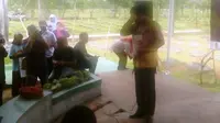 Wakil Gubernur DKI Djarot Saiful Hidayat menangis di Tempat Pemakaman Umum (TPU) Pondok Ranggon, Jakarta Timur. (Liputan6.com/Putu Merta Surya Putra)