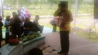 Wakil Gubernur DKI Djarot Saiful Hidayat menangis di Tempat Pemakaman Umum (TPU) Pondok Ranggon, Jakarta Timur. (Liputan6.com/Putu Merta Surya Putra)