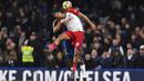 Aksi pemain West Bromwich, Salomon Rondon (depan) menghalau bola dari pemain Chelsea, Antonio Rudiger pada lanjutan Premier League di Stamford Bridge stadium, London, (12/2/2018). Chelsea menang 3-0.  (AFP/Ben Stansall)