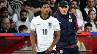 Pelatih kepala timnas Inggris asal Jerman, Thomas Tuchel (kanan), berbicara kepada gelandang Inggris nomor 10, Jude Bellingham, saat ia bersiap memasuki lapangan dalam pertandingan persahabatan internasional antara Inggris dan Senegal di stadion City Ground, Nottingham, pada 10 Juni 2025. (Paul ELLIS/AFP)