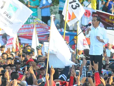 Capres 01 Joko Widodo memberi sambutan saat kampanye terbuka di Indramayu, Jawa Barat, Jumat (5/4). Dalam sambutannya Jokowi berjanji menjaga Indramayu sebagai lumbung padi nasional. (Liputan6.com/Angga Yuniar)