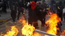 Sejumlah mahasiwa chili membakar fasilitas umum saat bentrok dengan polisi anti huru hara menuntut perubahan sistem pendidikan di Santiago, Chili, 11 Mei 2016. (REUTERS / Ivan Alvarado)