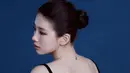 Suzy  memiliki tato kecil di jari manis dan punggungnya. Ini dinilai cocok dengan karakternya yang lembut dan feminin. (Foto: Instagram/SKUUKZKY via Koreaboo)
