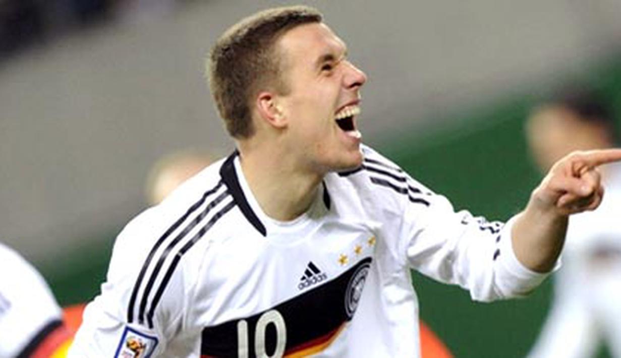 Germany's striker Lukas Podolski celebrates after scoring the 4-0 against Liechtenstein during their World Cup 2010 qualifying match on March 28, 2009 in Leipzig, eastern Germany. AFP PHOTO/OLIVER LANG