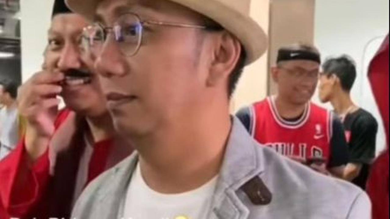 Gaya Ridwan Kamil yang selalu mengenakan blazzer dan topi juga ikut diperagakan dalam ulang tahun kantor satu ini. Salah seorang karyawan mengenakan blazzer berwarna abu-abu sembari menakai topi di kepala.